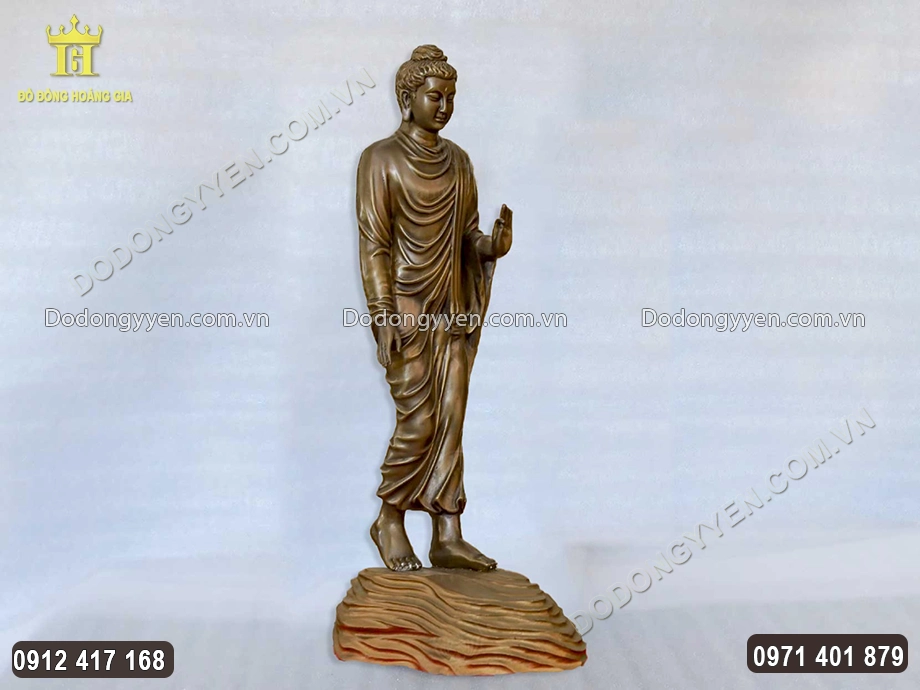 Toàn bộ bề mặt tượng Phật được hun nâu cổ kính